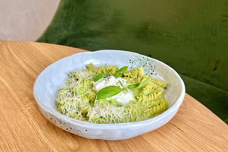 Фузилли с песто и страчателлой