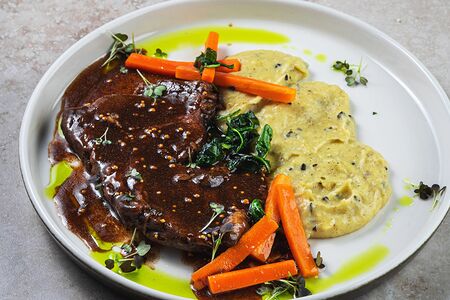 Телячья шея в перечной глазури с трюфельным пюре и маслинами