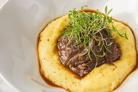 Телячьи щечки с картофельным пюре и копченой грушей