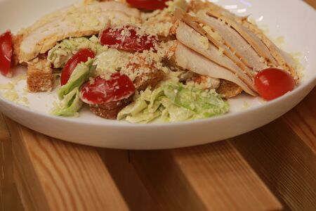 Салат Цезарь с курицей