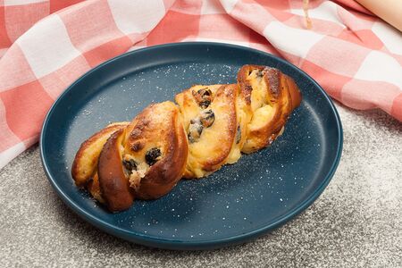 Творожная завитушка с изюмом