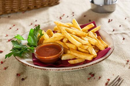 Картофель фри с томатным соусом