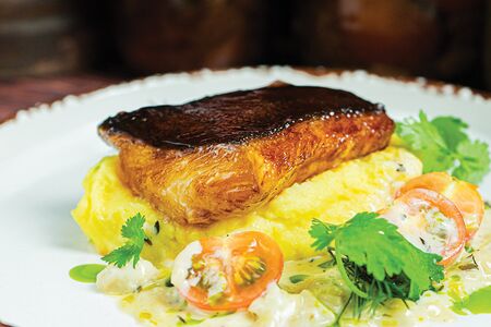 Филе палтуса с картофельным пюре и томатами