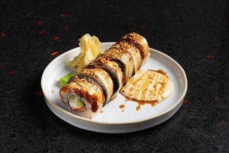 Ролл с угрём и авокадо