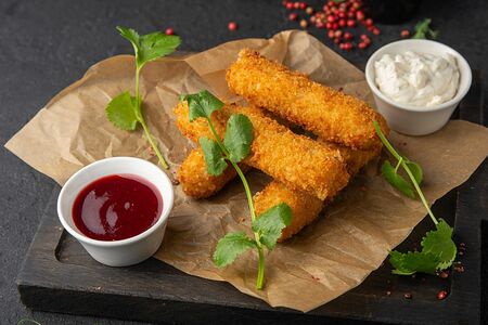 Сырные палочки с соусом на выбор