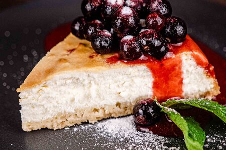 Чизкейк с ягодным соусом