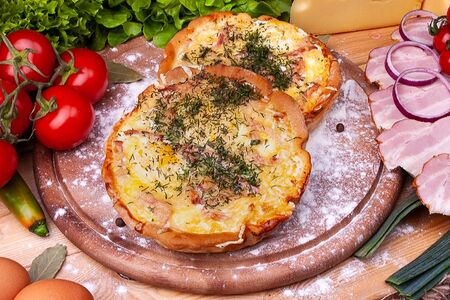 Пицца Глазунья-большая - колбаса докторская, яйцо, сыр