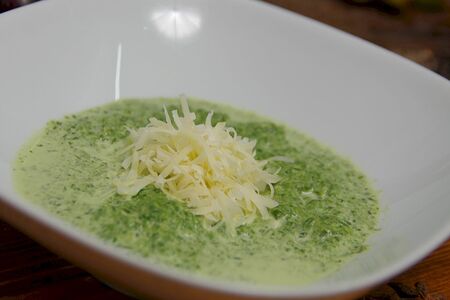 Шпинат в сливочном соусе с пармезаном