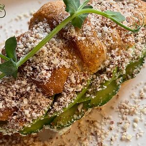 Круассан с авокадо и крем-чизом