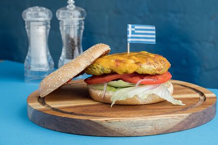 Биг грик бургер с курицей и картошкой фри