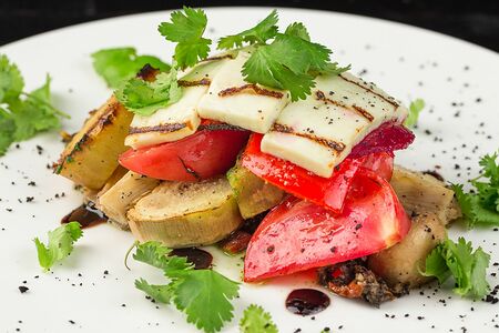 Теплый салат с сыром Халуми из печи