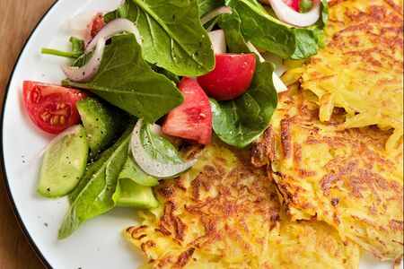 Драник с лососем и свежими овощами