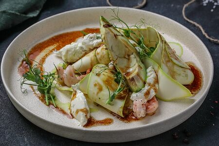 Салат из слайсов цукини с креветками, лимонным кремом и печеной свеклой