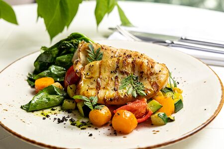 Кальмар гриль с молодыми овощами