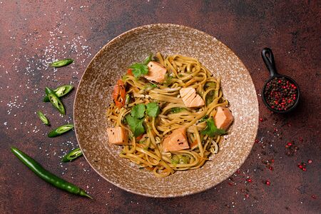 Удон с овощами, лососем и мисо соусом