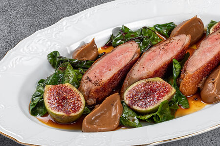 Утиное филе с кремом из сельдерея и мангольдом