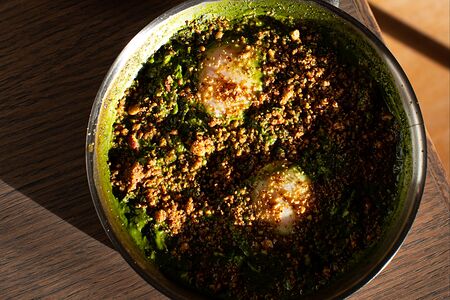 Зеленая шушука с соусом из шпината и рукколы