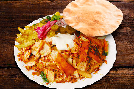 Шаурма по-арабски на тарелке