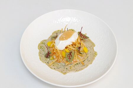 Котлета из лосося с хрустящем картофелем, сливочно-устричным соусом и щучьей икрой