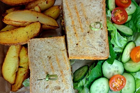 Комбо-обед или ужин с сэндвичем из главного меню