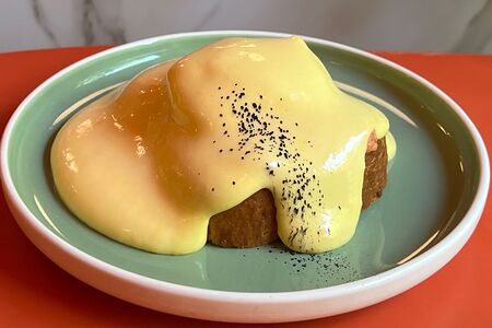 Бенедикт с лососем и соусом голландез