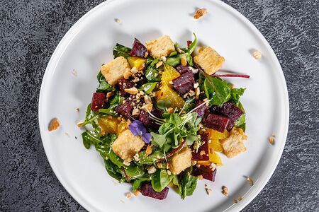 Салат с запеченной свеклой и жаренным тофу