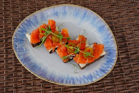 Брускетты с форелью