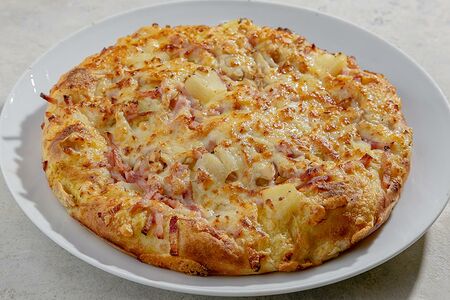 Пицца с ананасом