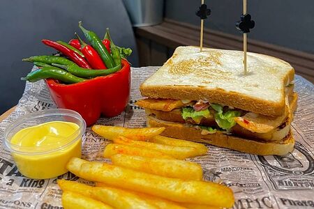 Клаб-сэндвич с курицей и беконом