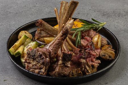 Каре ягненка на гриле с овощами на решетке