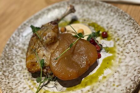 Утиная ножка конфи с мягкой имбирной грушей и кремом из сельдерея