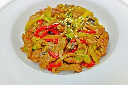 Вок с гречневой лапшой, говядиной и овощами