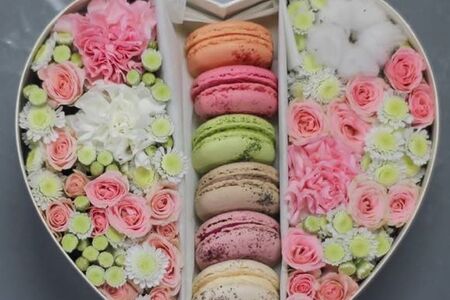 Цветочная поляна и макаруны