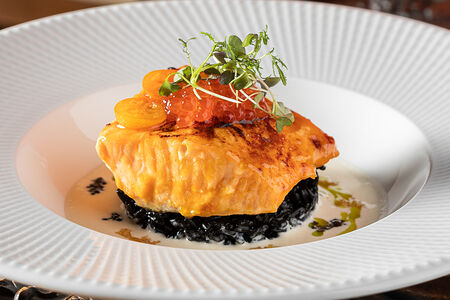 Лосось с черным ризотто