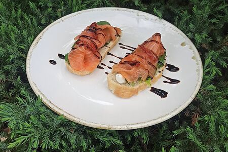 Брускетта с лососем, сливочным сыром и вялеными томатами