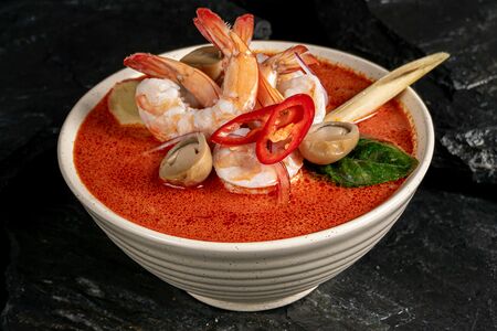 Том ям с креветками