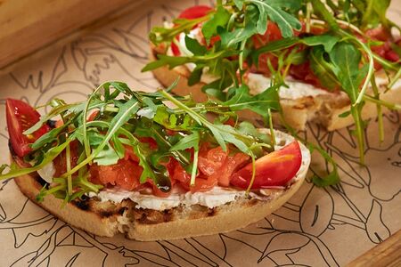 Брускетты с лососем