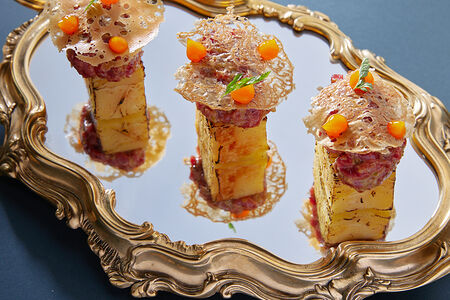 Тартар из говядины на картофельном гратене