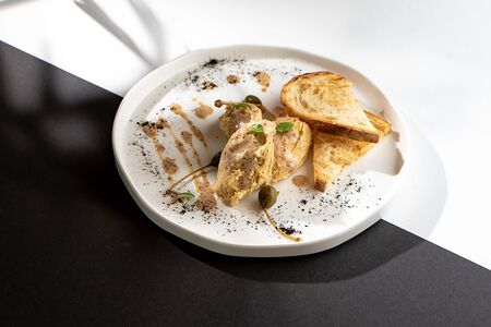 Хумус с каперсами и ореховым соусом