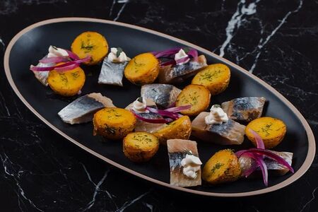 Сельдь черноморская с молодым картофелем и маринованным красным луком