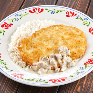 Шницель с грибным соусом с рисом
