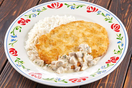 Шницель с грибным соусом с рисом
