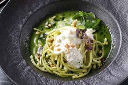 Спагетти с соусом песто, страчателлой и кедровыми орешками