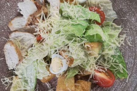 Салат Цезарь с курицей