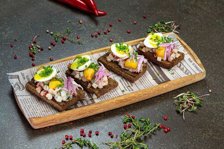 Смореброд с сельдью