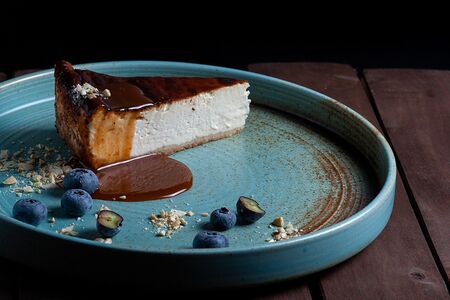 Баскский чизкейк с карамелью и орехами