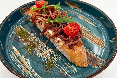 Брускетта с прошутто и страчателлой