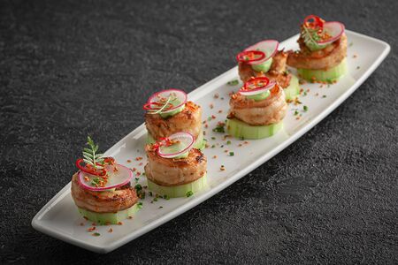 Татаки из тигровых креветок с азиатским кремом из авокадо