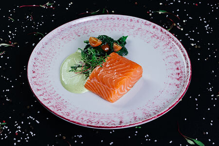 Лосось со шпинатом и муссом эстрагон