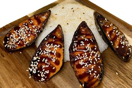 Мидийные мидии на створке с соусом спайси